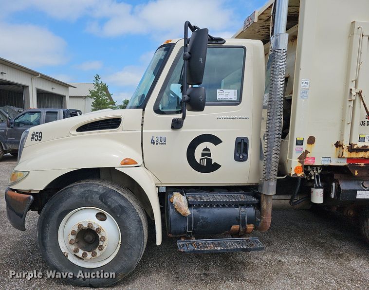 image for item DQ0088 2004 International 4300  refuse truck