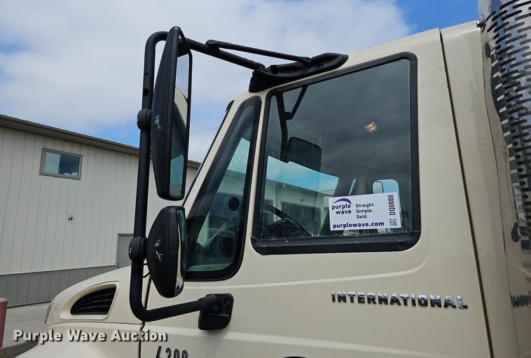 image for item DQ0088 2004 International 4300  refuse truck