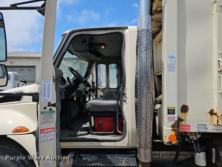 image for item DQ0088 2004 International 4300  refuse truck