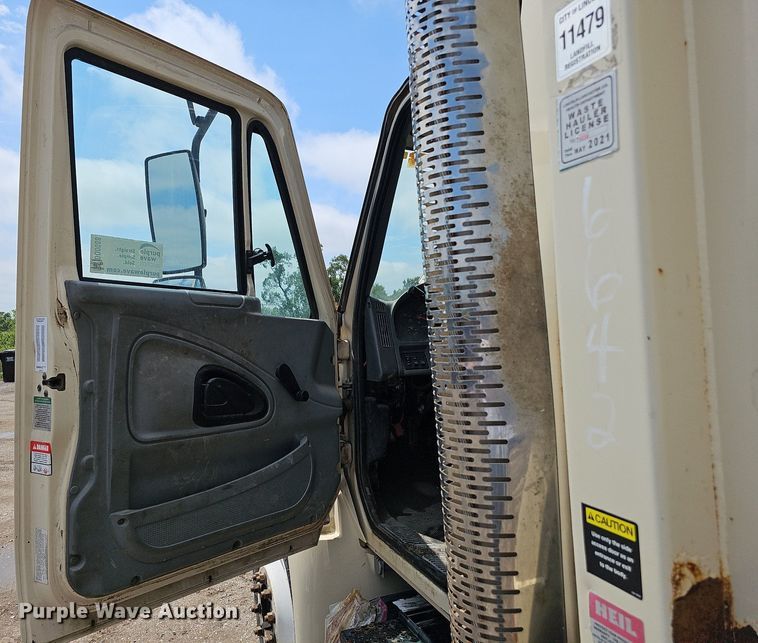 image for item DQ0088 2004 International 4300  refuse truck