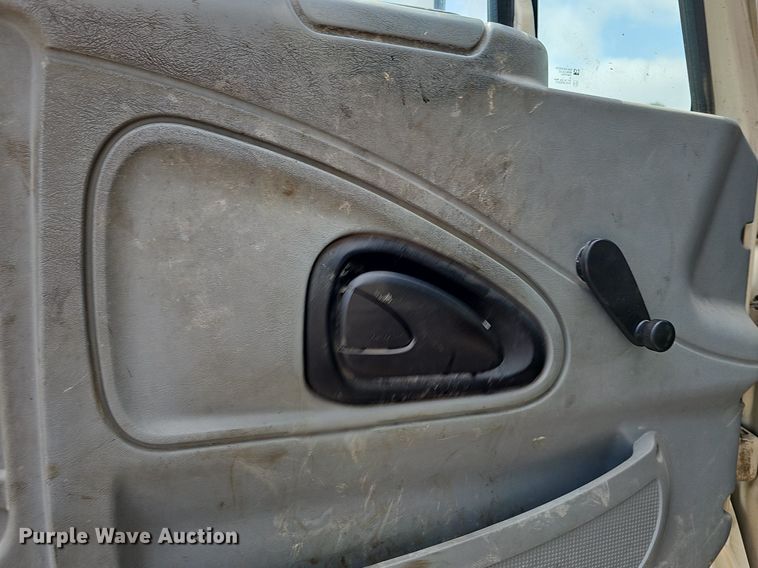 image for item DQ0088 2004 International 4300  refuse truck