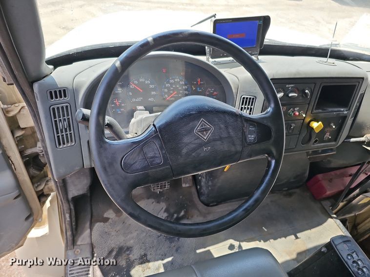 image for item DQ0088 2004 International 4300  refuse truck