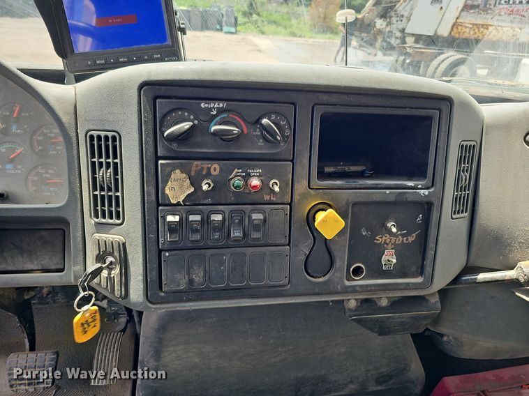 image for item DQ0088 2004 International 4300  refuse truck