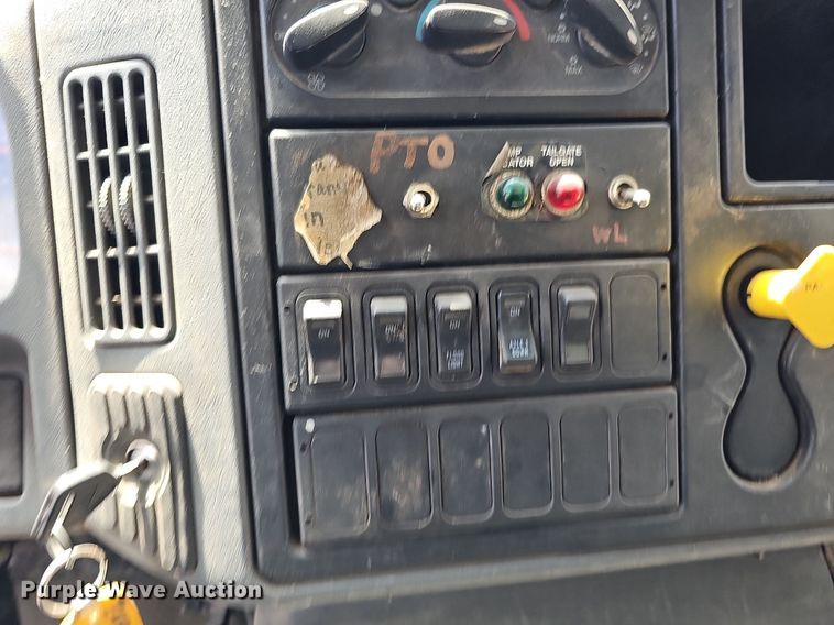 image for item DQ0088 2004 International 4300  refuse truck