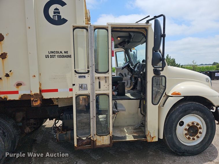 image for item DQ0088 2004 International 4300  refuse truck