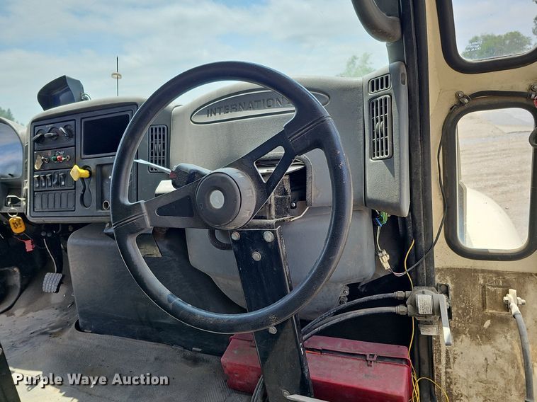 image for item DQ0088 2004 International 4300  refuse truck