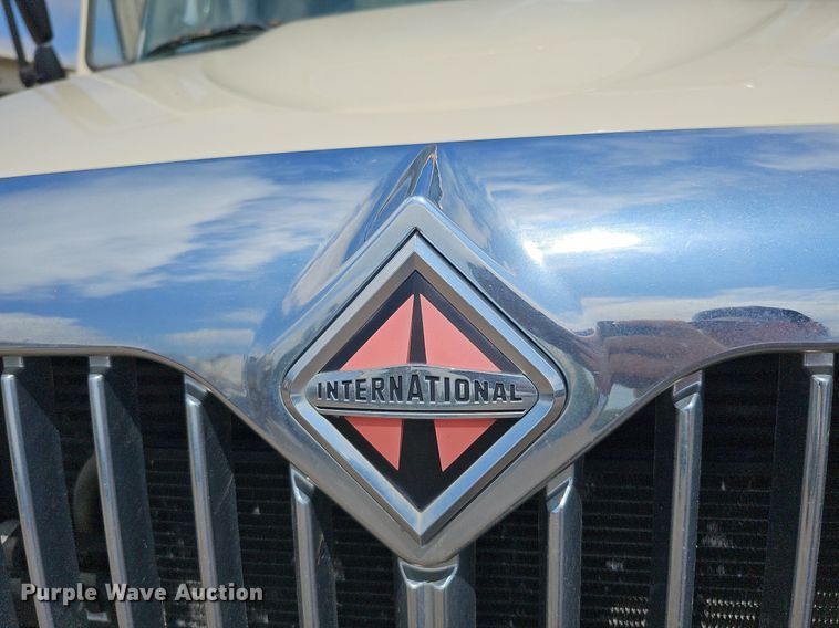 image for item DQ0088 2004 International 4300  refuse truck