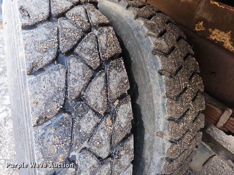 image for item DQ0088 2004 International 4300  refuse truck