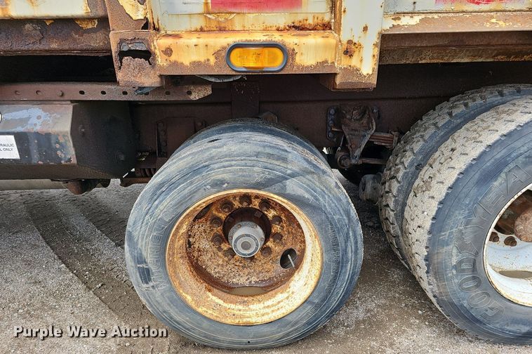 image for item DQ0088 2004 International 4300  refuse truck