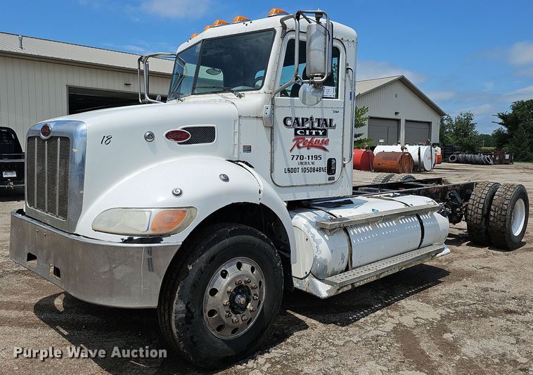 image for item DQ0089 2014 Peterbilt 382  truck cab and chassis