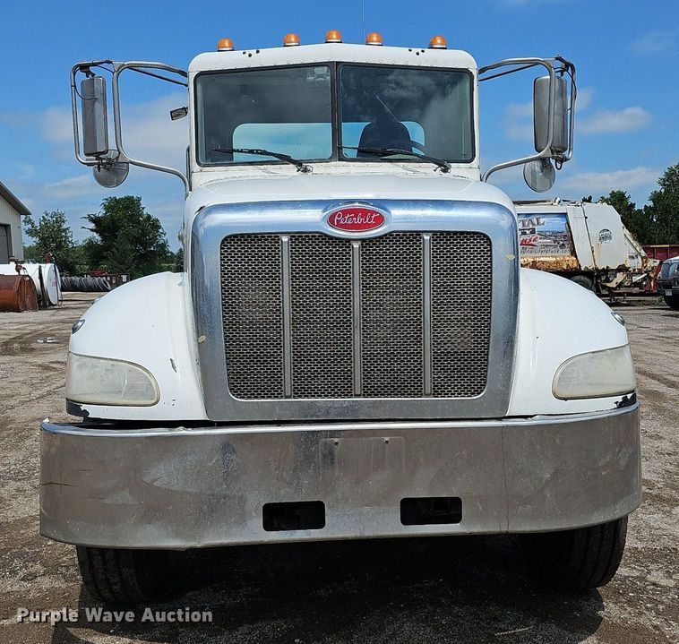 image for item DQ0089 2014 Peterbilt 382  truck cab and chassis
