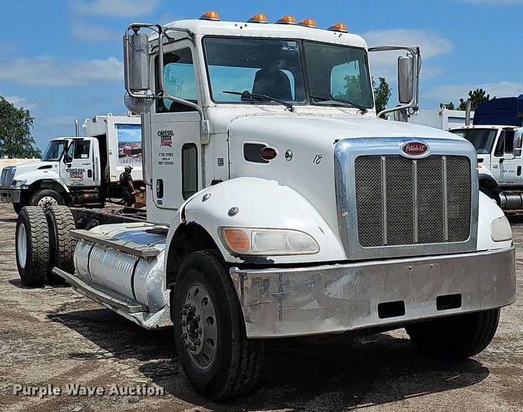 image for item DQ0089 2014 Peterbilt 382  truck cab and chassis