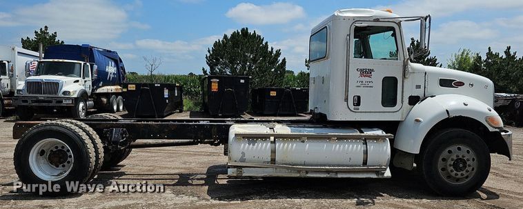 image for item DQ0089 2014 Peterbilt 382  truck cab and chassis