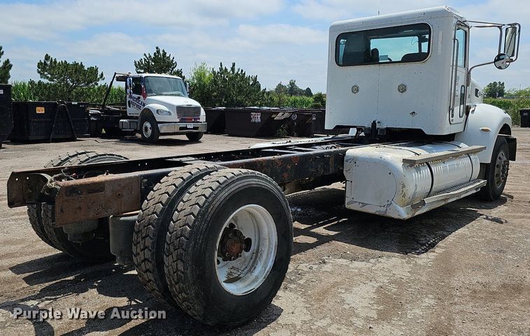 image for item DQ0089 2014 Peterbilt 382  truck cab and chassis