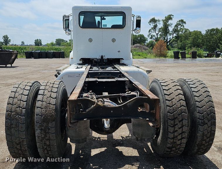 image for item DQ0089 2014 Peterbilt 382  truck cab and chassis