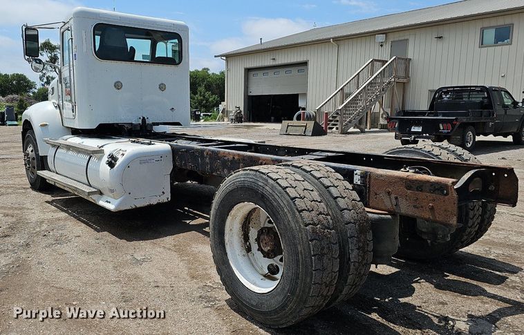 image for item DQ0089 2014 Peterbilt 382  truck cab and chassis