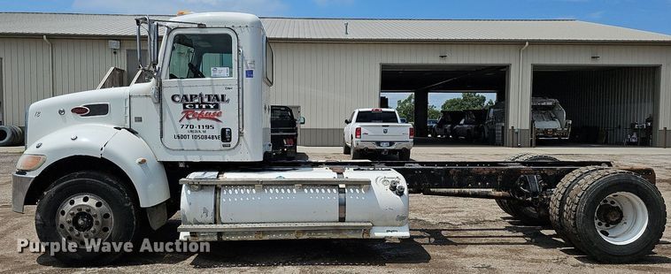image for item DQ0089 2014 Peterbilt 382  truck cab and chassis