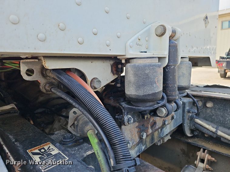 image for item DQ0089 2014 Peterbilt 382  truck cab and chassis