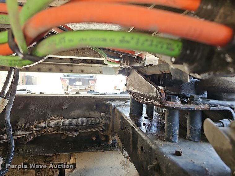 image for item DQ0089 2014 Peterbilt 382  truck cab and chassis