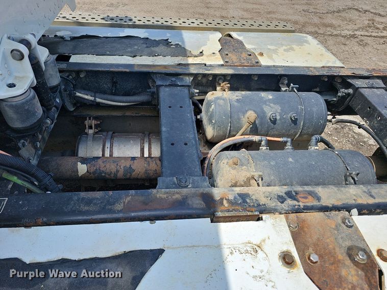image for item DQ0089 2014 Peterbilt 382  truck cab and chassis