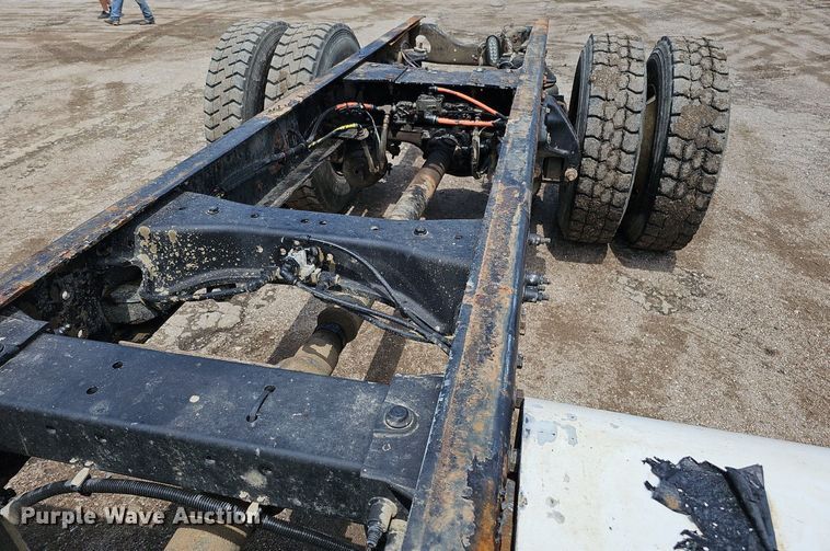 image for item DQ0089 2014 Peterbilt 382  truck cab and chassis