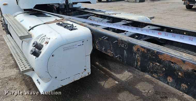 image for item DQ0089 2014 Peterbilt 382  truck cab and chassis