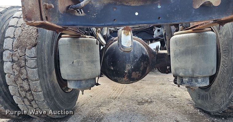 image for item DQ0089 2014 Peterbilt 382  truck cab and chassis