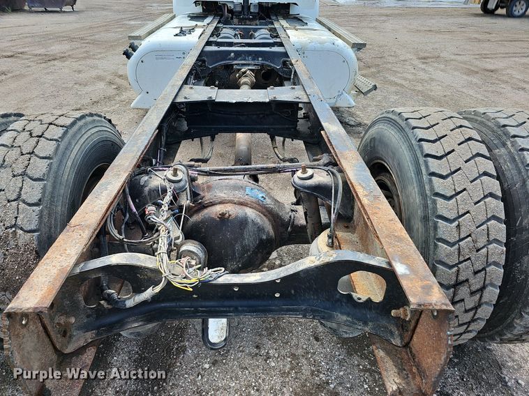 image for item DQ0089 2014 Peterbilt 382  truck cab and chassis