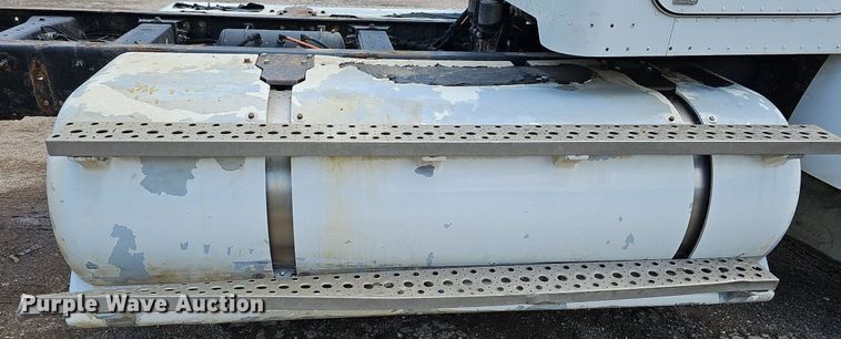 image for item DQ0089 2014 Peterbilt 382  truck cab and chassis