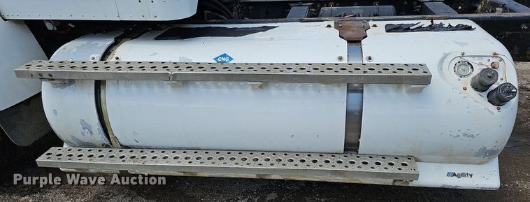 image for item DQ0089 2014 Peterbilt 382  truck cab and chassis