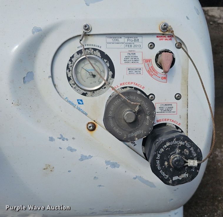 image for item DQ0089 2014 Peterbilt 382  truck cab and chassis