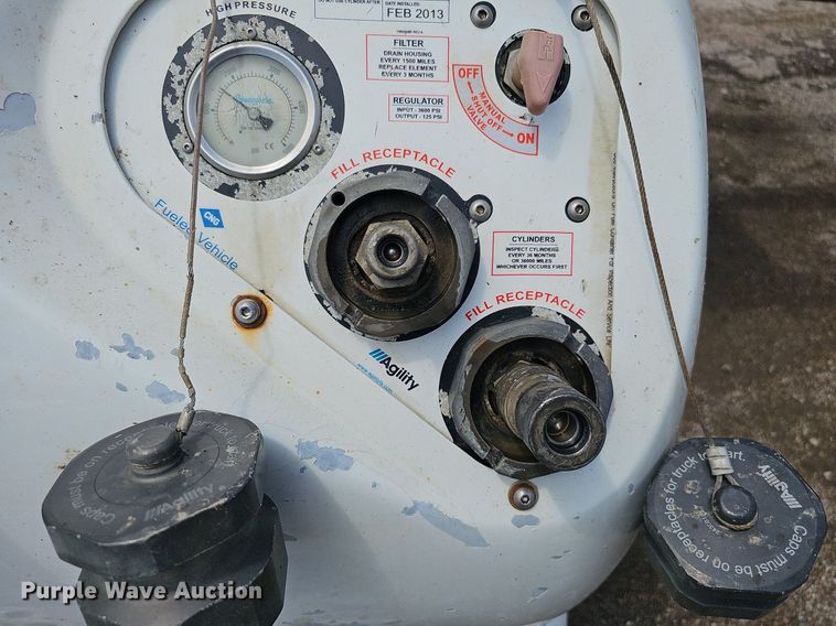 image for item DQ0089 2014 Peterbilt 382  truck cab and chassis