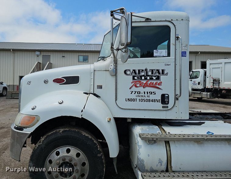 image for item DQ0089 2014 Peterbilt 382  truck cab and chassis
