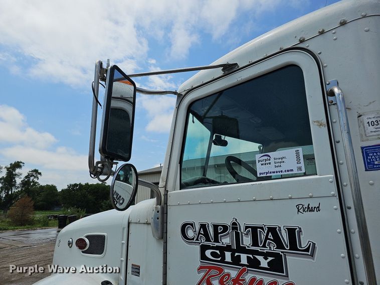 image for item DQ0089 2014 Peterbilt 382  truck cab and chassis