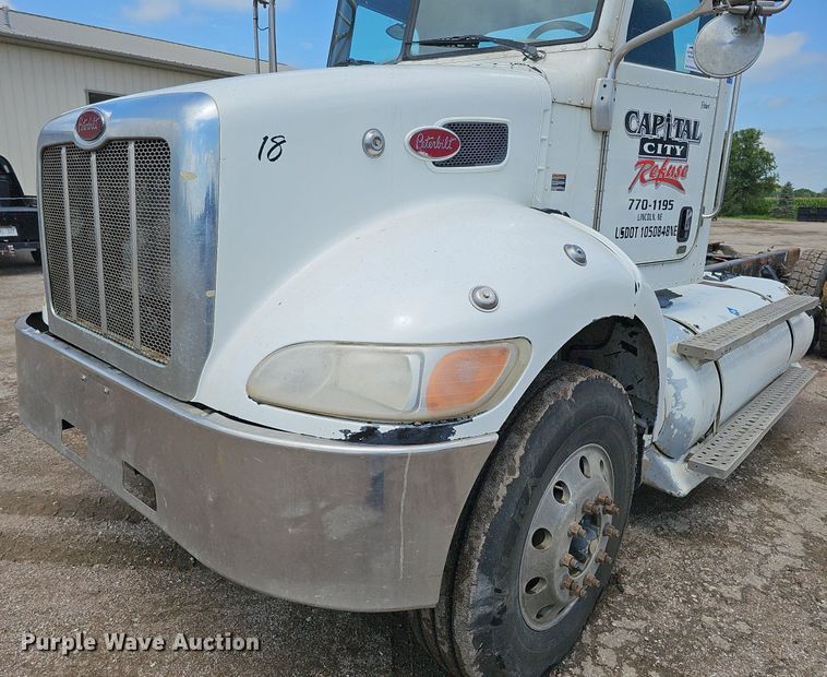 image for item DQ0089 2014 Peterbilt 382  truck cab and chassis