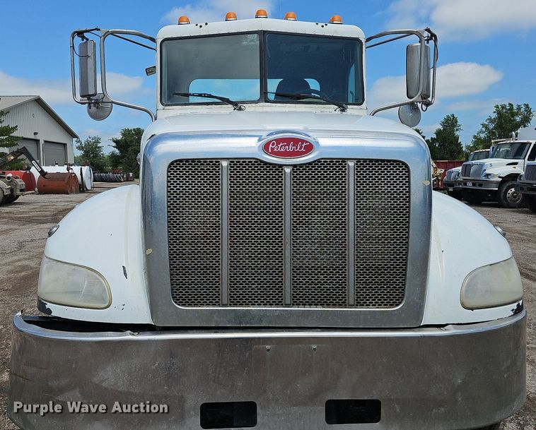 image for item DQ0089 2014 Peterbilt 382  truck cab and chassis
