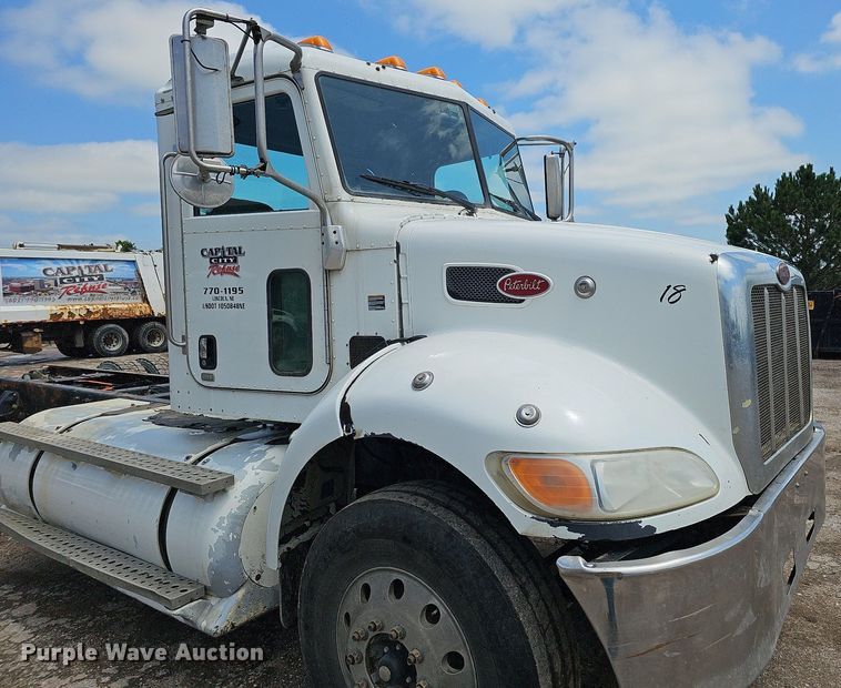 image for item DQ0089 2014 Peterbilt 382  truck cab and chassis