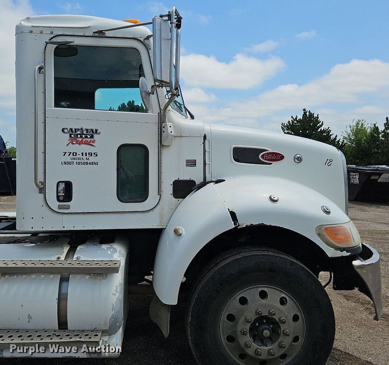 image for item DQ0089 2014 Peterbilt 382  truck cab and chassis