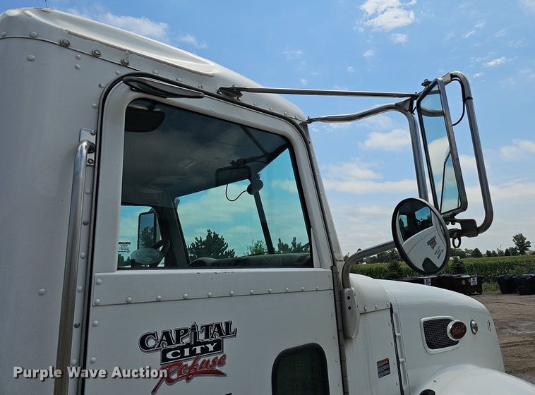 image for item DQ0089 2014 Peterbilt 382  truck cab and chassis