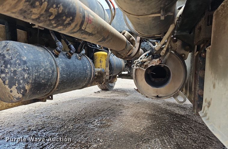 image for item DQ0089 2014 Peterbilt 382  truck cab and chassis