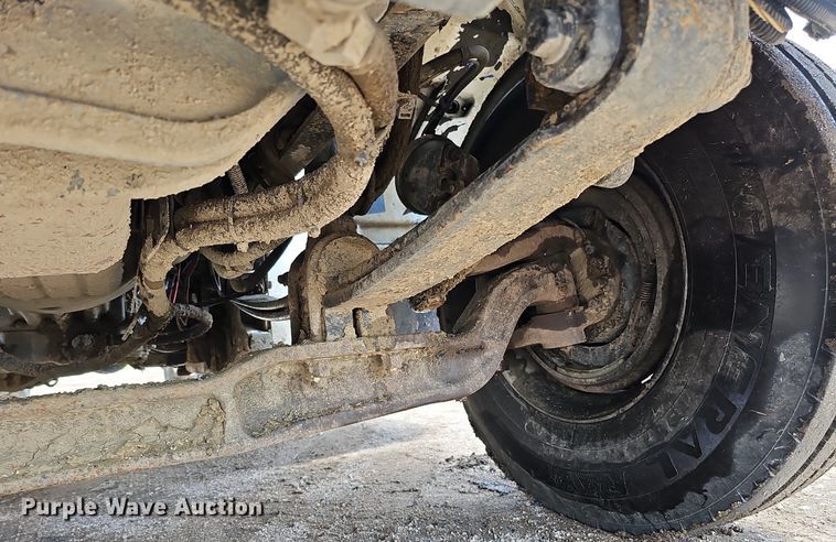 image for item DQ0089 2014 Peterbilt 382  truck cab and chassis