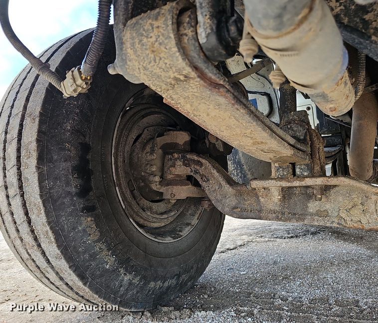 image for item DQ0089 2014 Peterbilt 382  truck cab and chassis