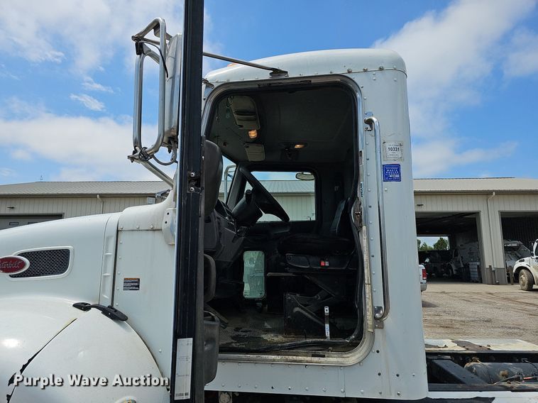 image for item DQ0089 2014 Peterbilt 382  truck cab and chassis