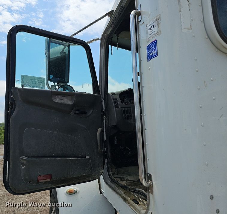 image for item DQ0089 2014 Peterbilt 382  truck cab and chassis