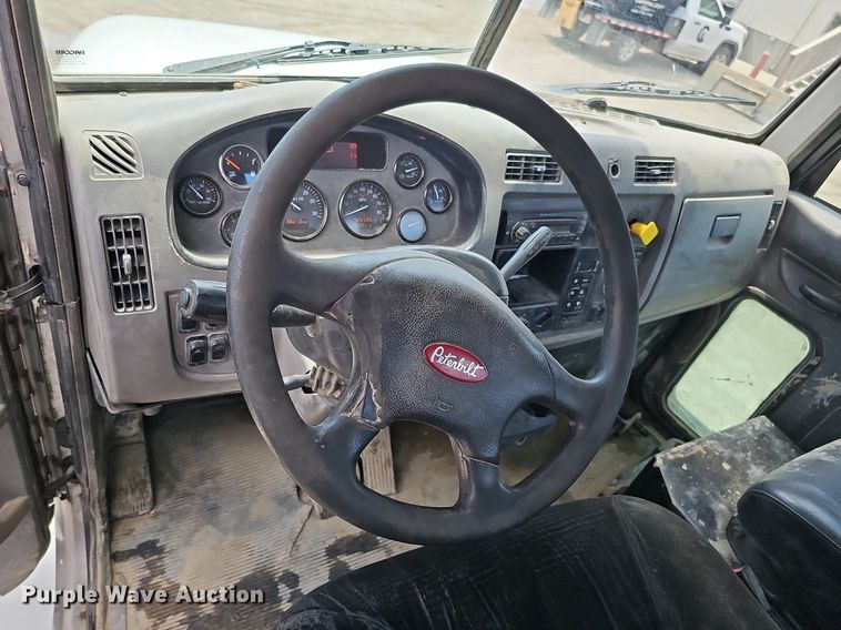 image for item DQ0089 2014 Peterbilt 382  truck cab and chassis