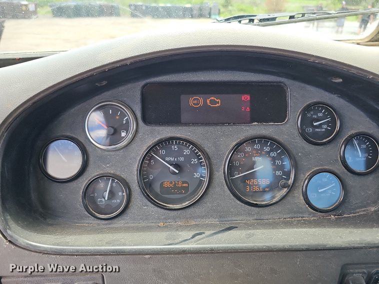 image for item DQ0089 2014 Peterbilt 382  truck cab and chassis