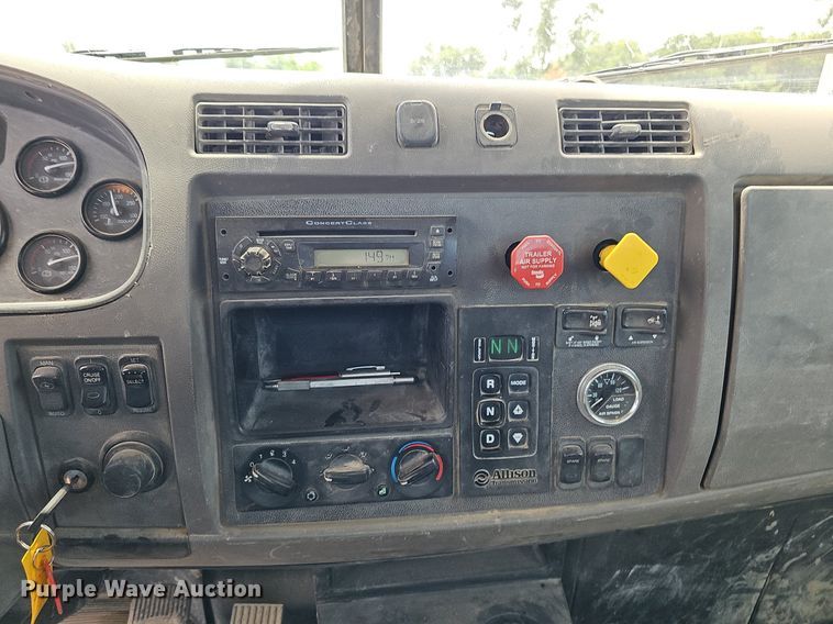 image for item DQ0089 2014 Peterbilt 382  truck cab and chassis