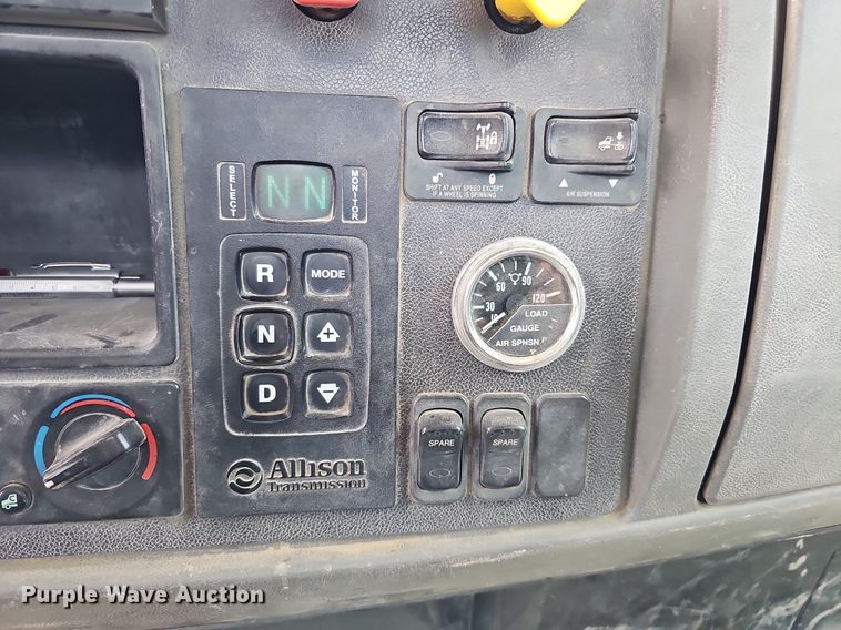 image for item DQ0089 2014 Peterbilt 382  truck cab and chassis