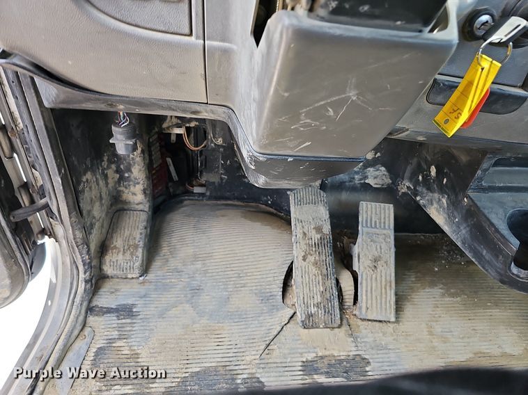 image for item DQ0089 2014 Peterbilt 382  truck cab and chassis