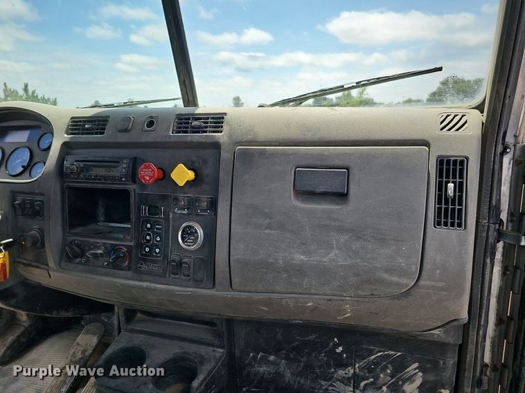 image for item DQ0089 2014 Peterbilt 382  truck cab and chassis